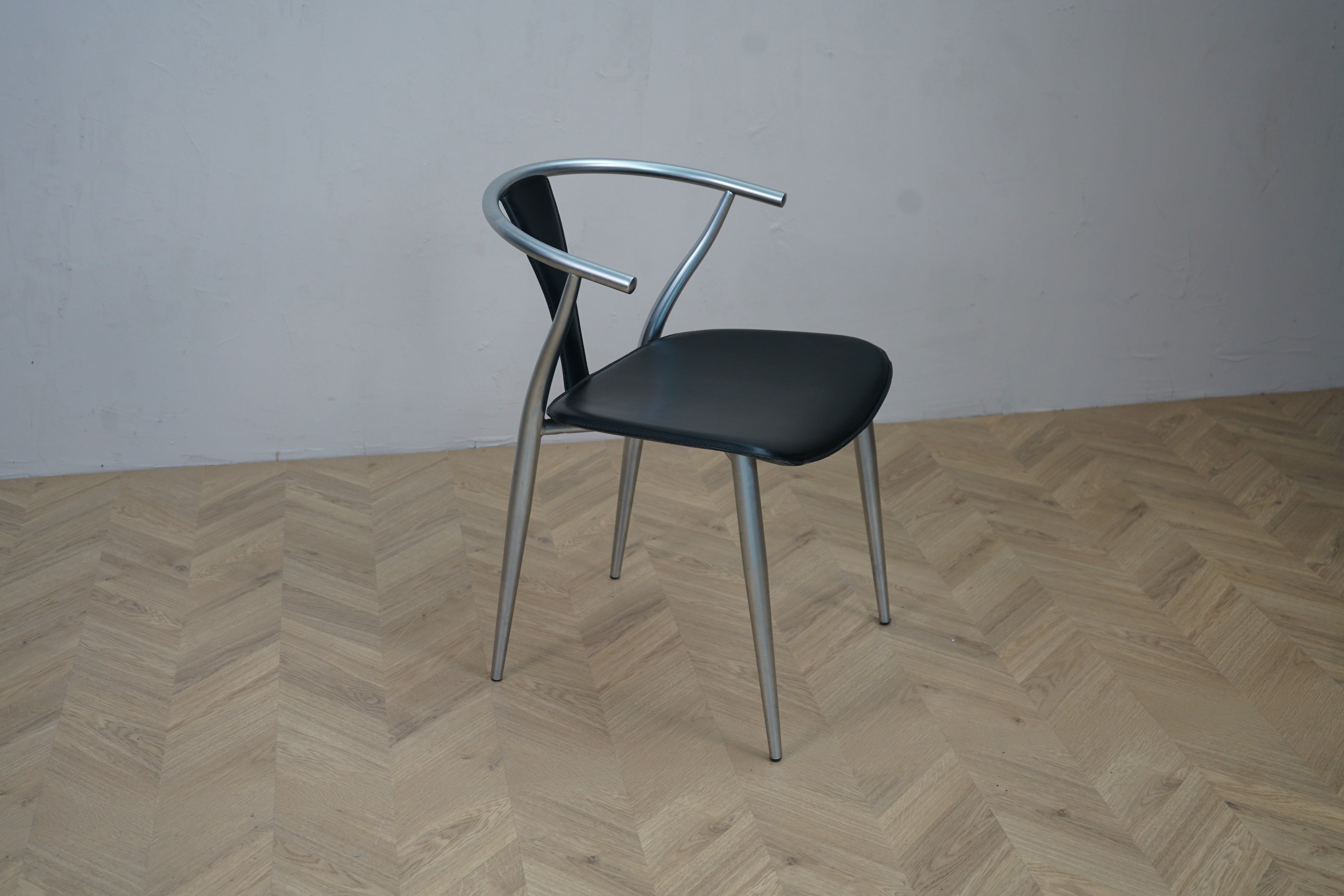 Ilva sort læder stol set fra siden med metalramme